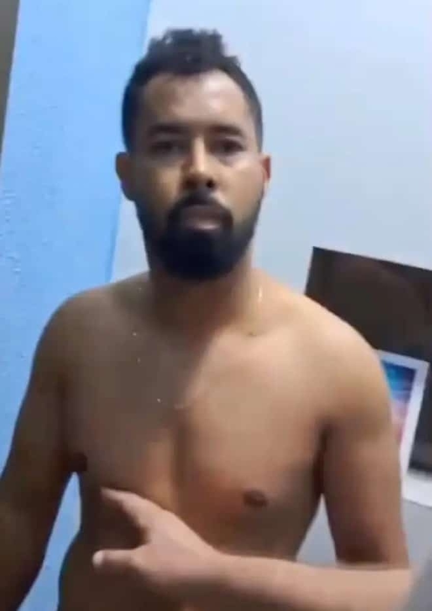 Αυτή είναι η καλλονή ερωμένη του ιερέα – Πιάστηκαν επ’ αυτοφώρω από πιστούς -Φώναζαν: «Άνοιξε την πόρτα»