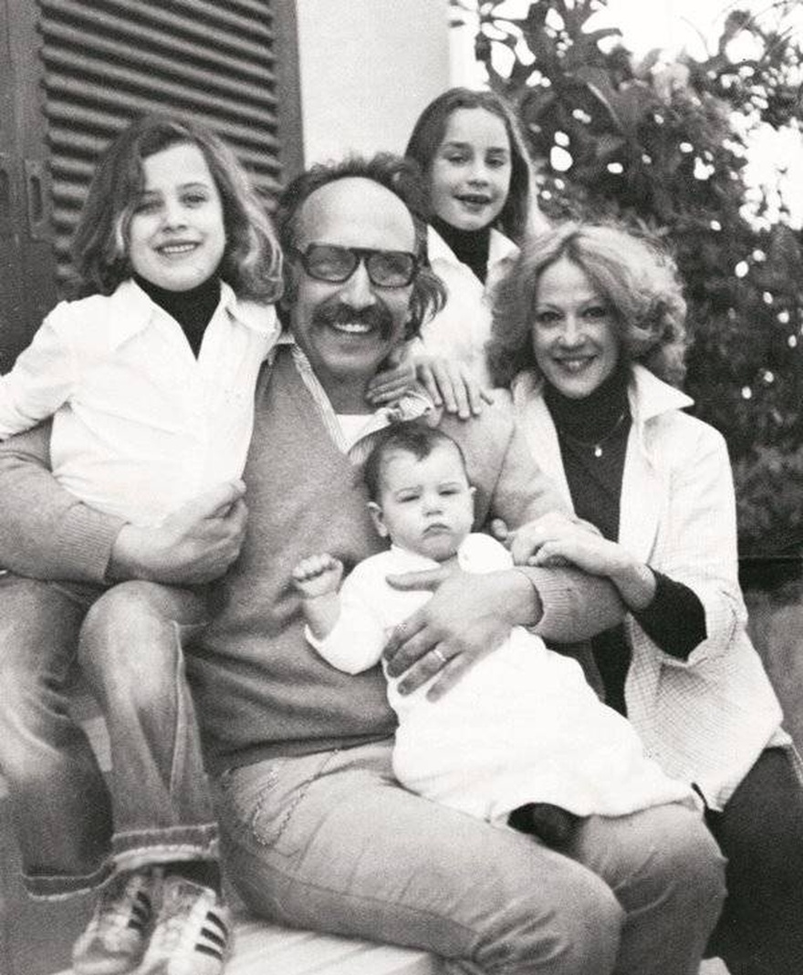 Aπoκαλύφθηκε 55 χρόνια μετά: Αuτό έμαθε ο άντρας της Ζωής Λάσκαρη και τη παράτησε στο μαιευτήριο μόλις γέννησε Απριλίου