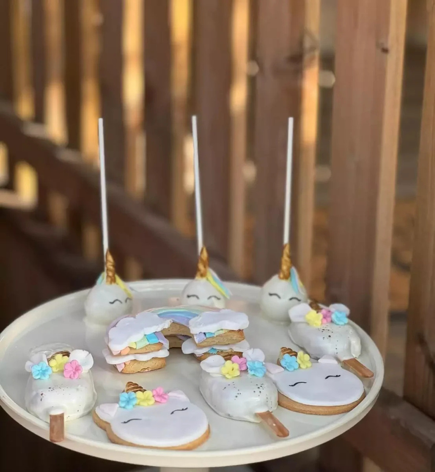 Ροζ μπαλόνια, ξύλινο δεντρόσπιτο: Δεν λογάριασε έξοδα και κούραση η Οικονομάκου για το πάρτι της μικρής της