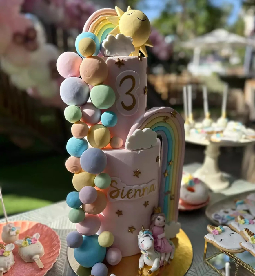 Ροζ μπαλόνια, ξύλινο δεντρόσπιτο: Δεν λογάριασε έξοδα και κούραση η Οικονομάκου για το πάρτι της μικρής της