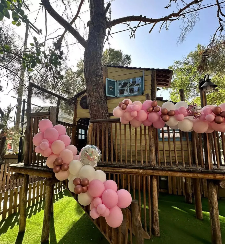 Ροζ μπαλόνια, ξύλινο δεντρόσπιτο: Δεν λογάριασε έξοδα και κούραση η Οικονομάκου για το πάρτι της μικρής της