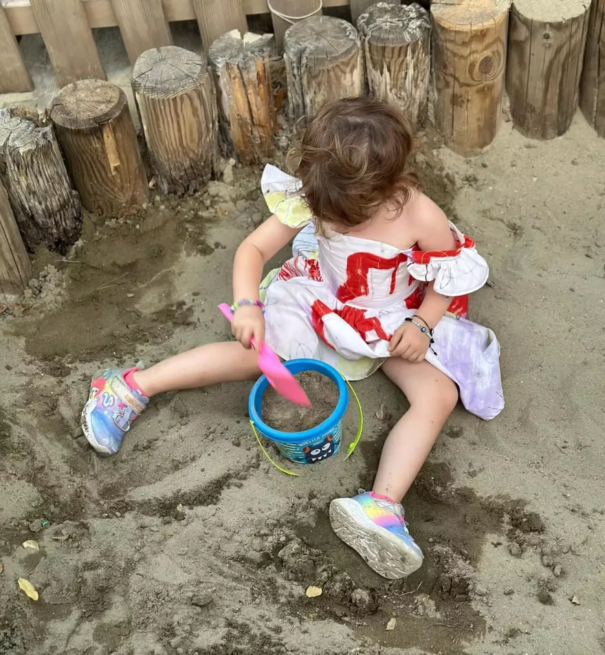 Ροζ μπαλόνια, ξύλινο δεντρόσπιτο: Δεν λογάριασε έξοδα και κούραση η Οικονομάκου για το πάρτι της μικρής της