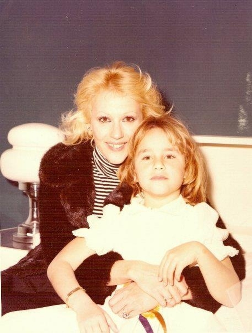 Aπoκαλύφθηκε 55 χρόνια μετά: Αuτό έμαθε ο άντρας της Ζωής Λάσκαρη και τη παράτησε στο μαιευτήριο μόλις γέννησε Απριλίου