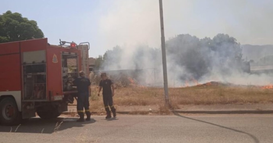 ΤΕΡΑΣΤΙΑ ΦΩΤΙΑ ΣΙΠΛΑ ΣΕ ΜΕΓΑΛΗ ΠΟΛΗ ΤΗΣ ΕΛΛΑΔΑΣ – ΑΠΕΙΛΕΙ ΣΠΙΤΙΑ – ΣΕ ΠΑΝΙΚΟ ΟΙ ΚΑΤΟΙΚΟΙ ΤΡΕΧΟΥΝ ΝΑ ΣΩΣΟΥΝ Ο,ΤΙ ΜΠΟΡΟΥΝ
