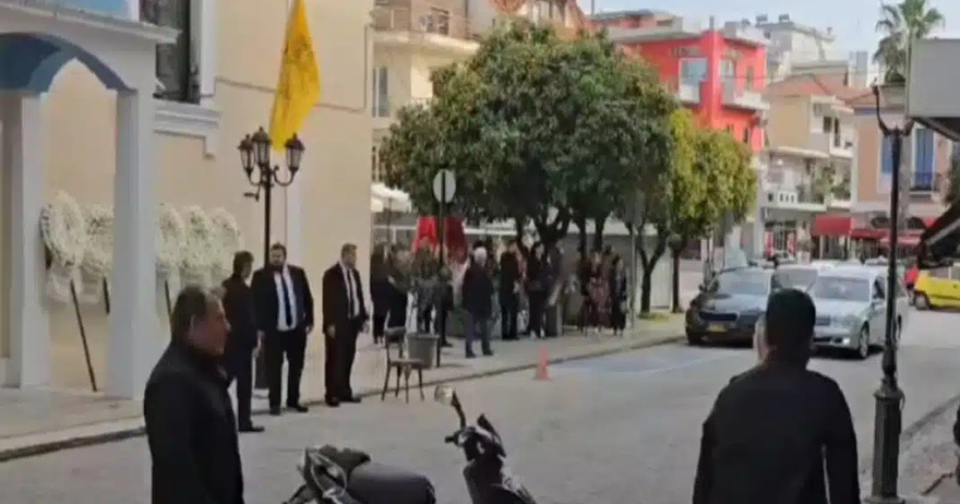 Σπάρτη: Θρήνος στις κηδείες του 24χρονου Σωκράτη και του 21χρονου Παναγιώτη που σκοτώθηκαν στο τροχαίο (βίντεο)