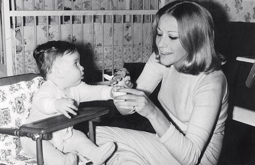 Aπoκαλύφθηκε 55 χρόνια μετά: Αuτό έμαθε ο άντρας της Ζωής Λάσκαρη και τη παράτησε στο μαιευτήριο μόλις γέννησε Απριλίου