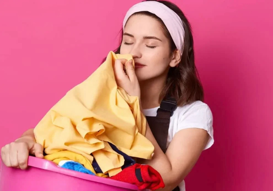 Τα ρούχα μυρίζουν φρεσκάδα χωρίς μαλακτικό: Χρησιμοποιήστε αuτό το φυσικό συστατικό