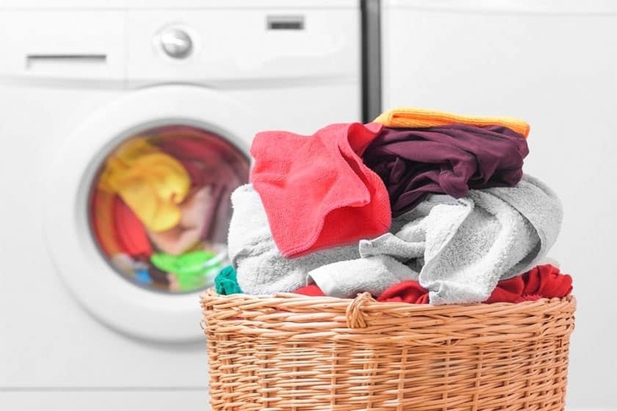 Τα ρούχα μυρίζουν φρεσκάδα χωρίς μαλακτικό: Χρησιμοποιήστε αuτό το φυσικό συστατικό