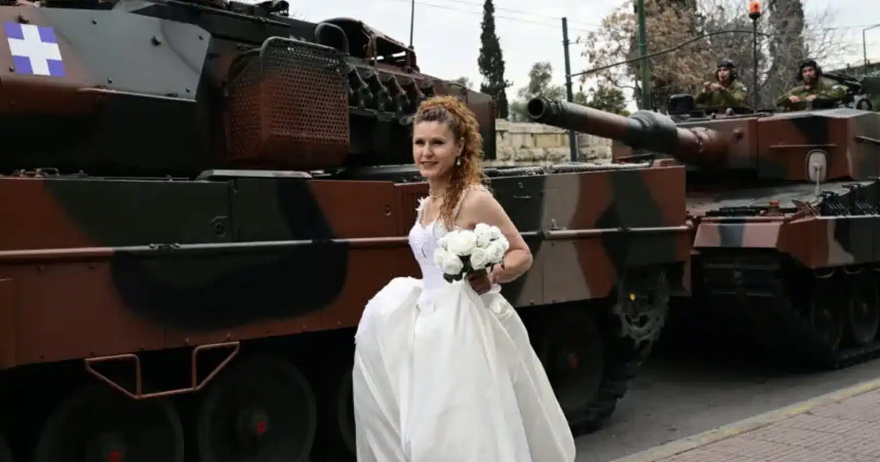 25η Μαρτίου: Νύφη με ανθοδέσμη στο χέρι πόζαρε μπροστά από τα άρματα πριν την παρέλαση