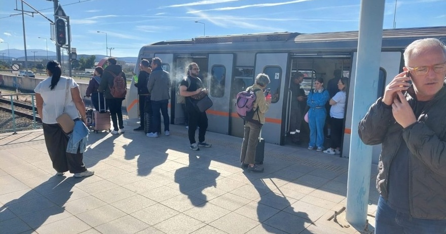 Τρόμος σε Μετρό και Προαστιακό – Εγκλωβισμένοι επιβάτες για σχεδόν 1,5 ώρα