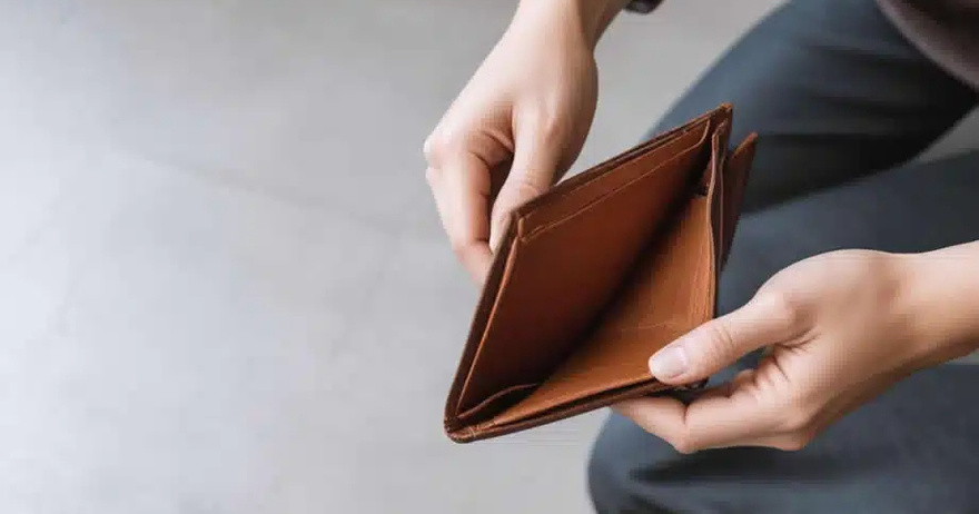 Τι χρώμα πρέπει να έχει το πορτοφόλι σας αν θέλετε να «τραβάτε» τα χρήματα σαν μαγνήτη – Τι είναι γρουσουζιά