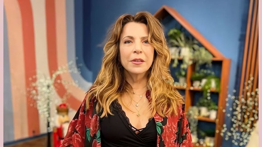 Γυναικάρα στα 61 της: Η Δήμητρα Παπαδοπούλου πόζαρε ξαπλωμένη στην ξαπλώστρα και έκλεψε τα βλέμματα