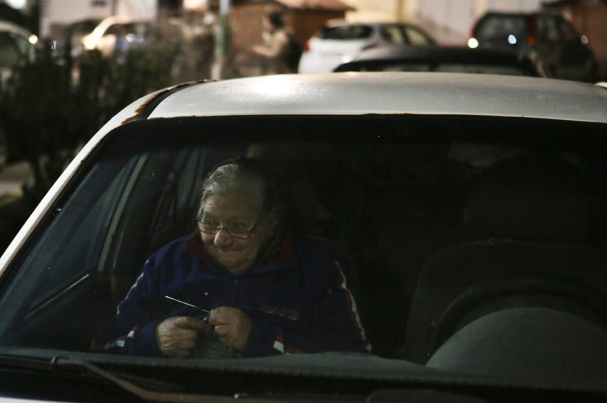 Θρίλερ στην Σαντορίνη: Οι κάτοικοι κοιμούνται στα αυτοκίνητα – Εξαντλήθηκαν όλα τα εισιτήρια