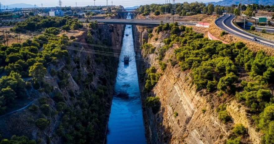 Θρίλερ στον Ισθμό της Κορίνθου: Εντοπίστηκε να επιπλέει σορός γυναίκας