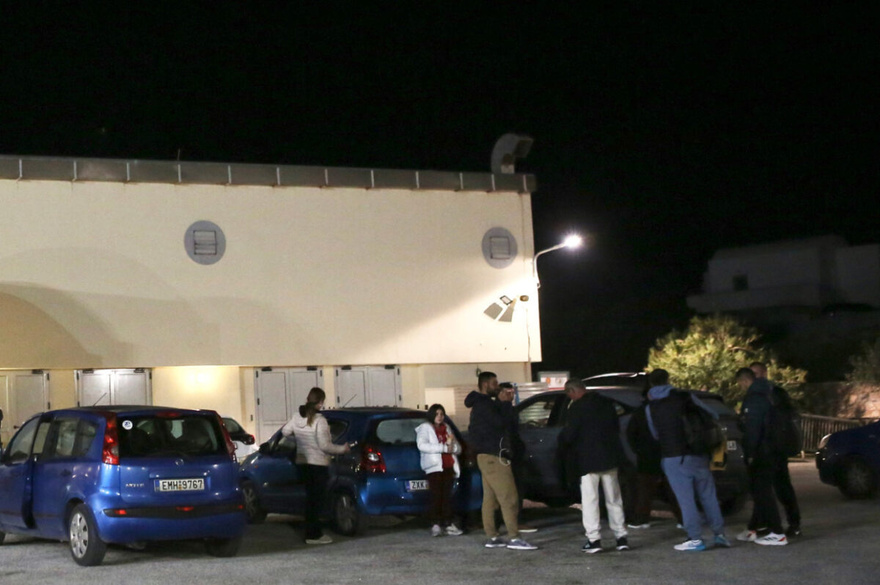 Θρίλερ στην Σαντορίνη: Οι κάτοικοι κοιμούνται στα αυτοκίνητα – Εξαντλήθηκαν όλα τα εισιτήρια