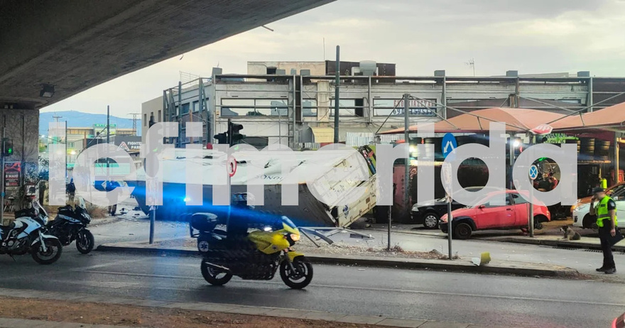 Σοκαριστικό τροχαίο: Φορτηγό έπεσε από γέφυρα  και κατέληξε στη κεντρικη λεωφορο της χωρας