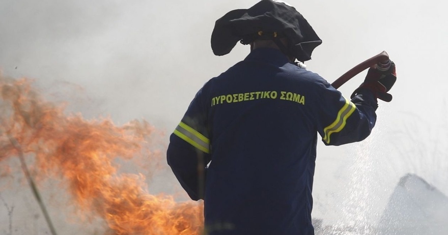 Μεγάλη φωτιά ΤΩΡΑ κοντά στα σπίτια – Δύσκολη νύχτα – Συναγερμός στους κατοίκους και στην Πυροσβεστική