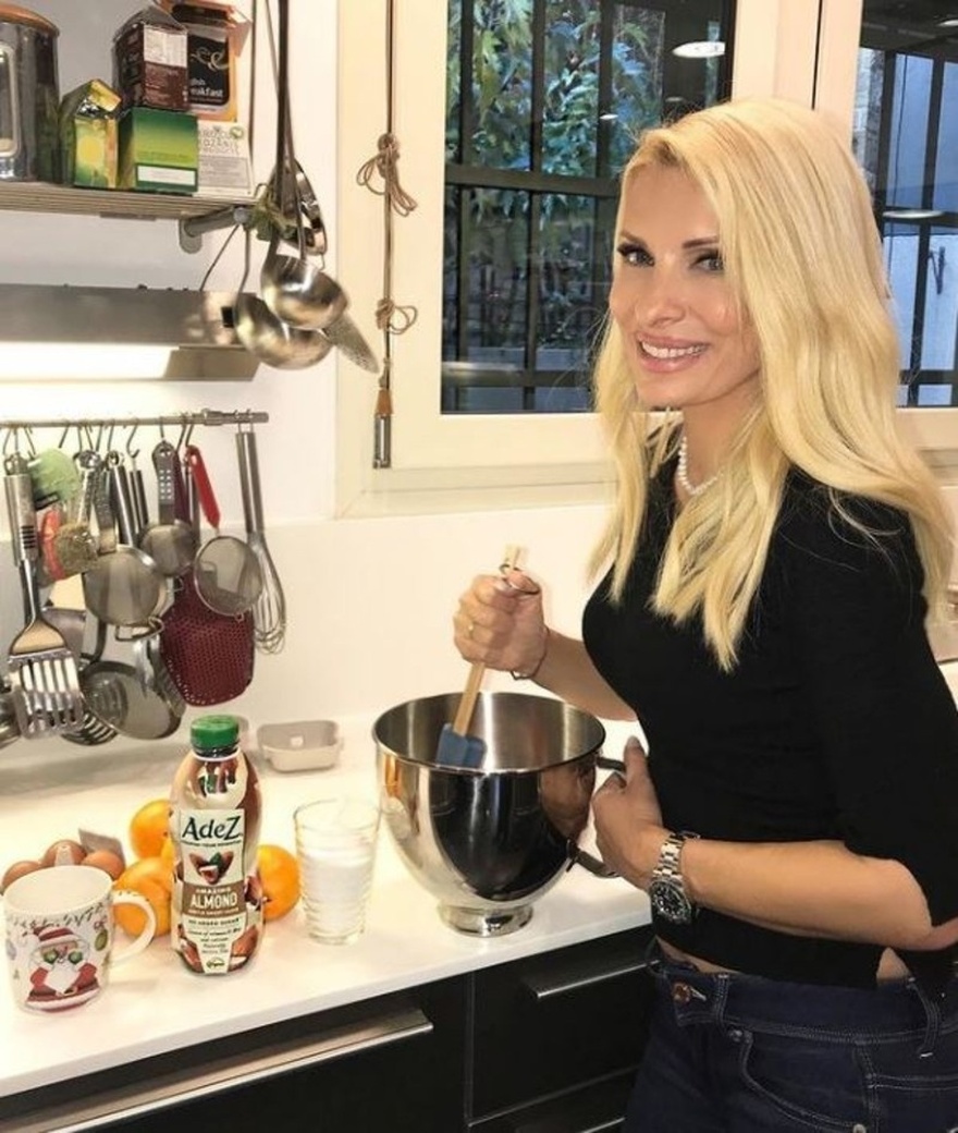 Καταραμένη φτώχεια: Το “φτωχικό” σπίτι της Ελένης Μενεγάκη που θα ζήλευαν πολλοί – Ιδιωτική πισίνα, παιδική χαρά, τεράστια κουζίνα