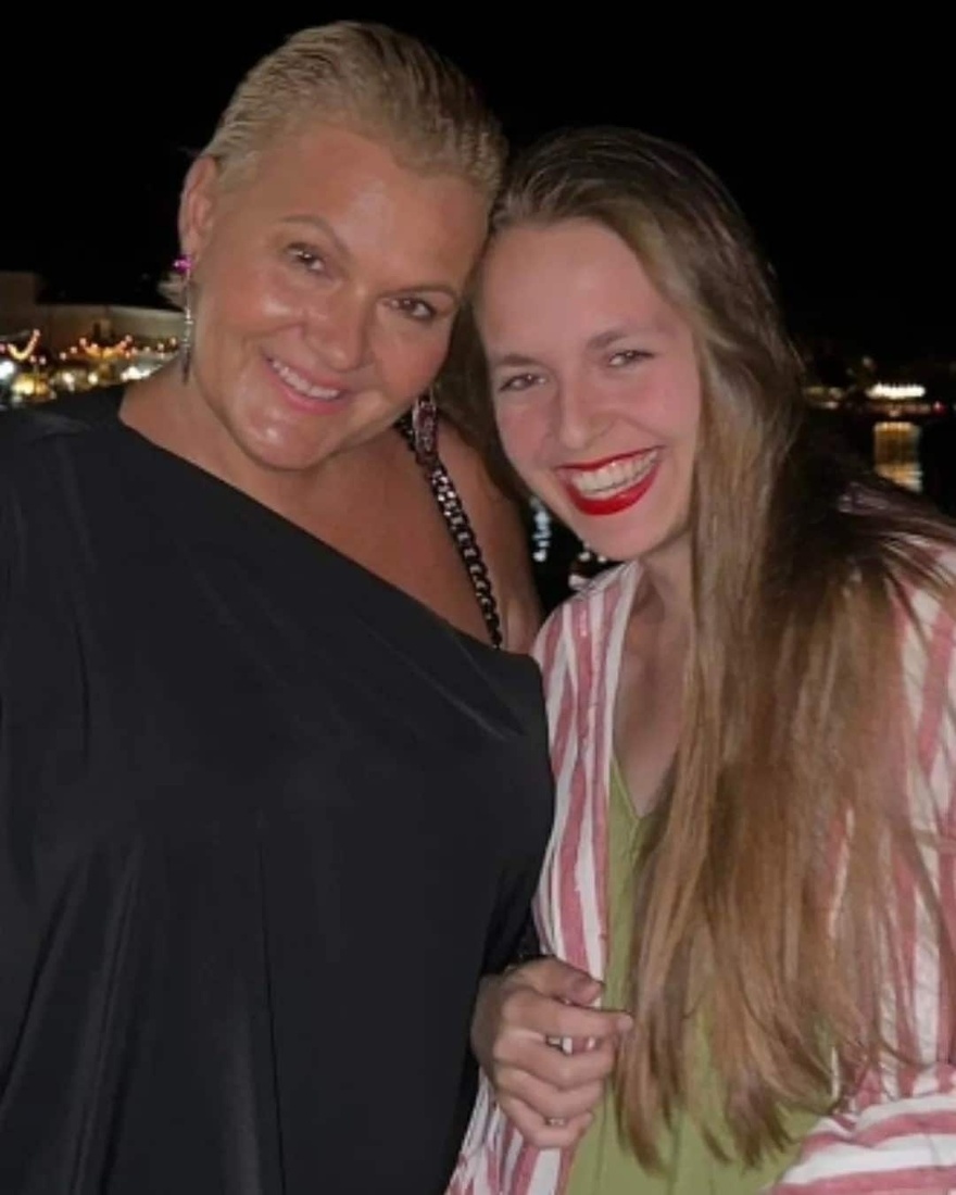 Ομορφόσογο! Η κόρη του Γκλέτσου ποζάρει αγκαλιά με την αδελφή του, και οι 2 είναι ολόιδιες ο Απόστολος