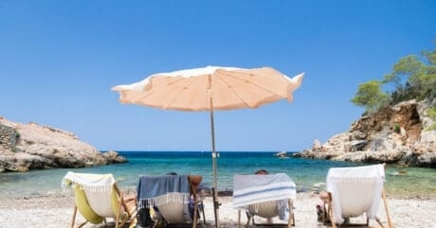 Η Αττική έγινε.. Ντουμπάι – Ανέβηκαν η τιμες σε ξαπλώστρες και με κράτηση και dress code