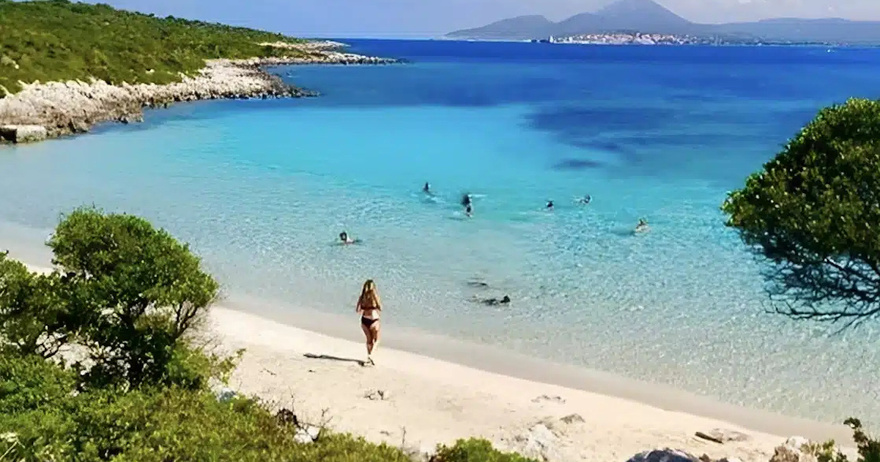 Ζεστά νερά, χωρίς κύμα: Το ελληνικό νησί των 7 κατοίκων έχει 1 παραλία που δεν βρίσκεις ούτε στην Καραϊβική