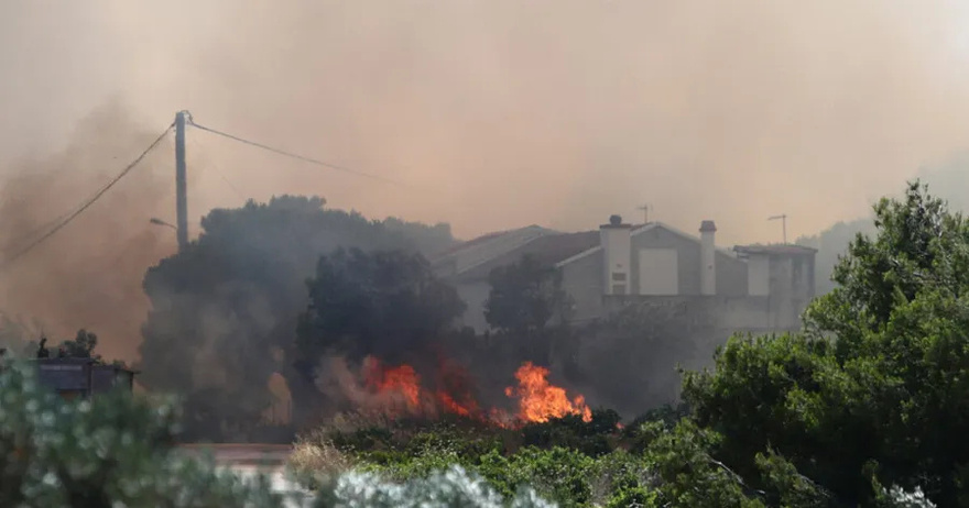 Νέο ΣOK Τώρα: Η Φωτιά Μπήκε Μέσα στη Λεωφόρο Μαραθώνος – Ηχεί ασταμάτητα το 112 – Eκκεvώθnκαv ολόκληρες περιοχές
