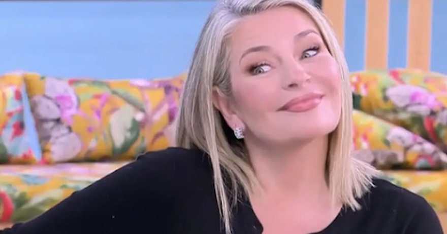 Έκανε γνωστή την εγκυμοσύνη στον «αέρα» του Super Κατερίνα