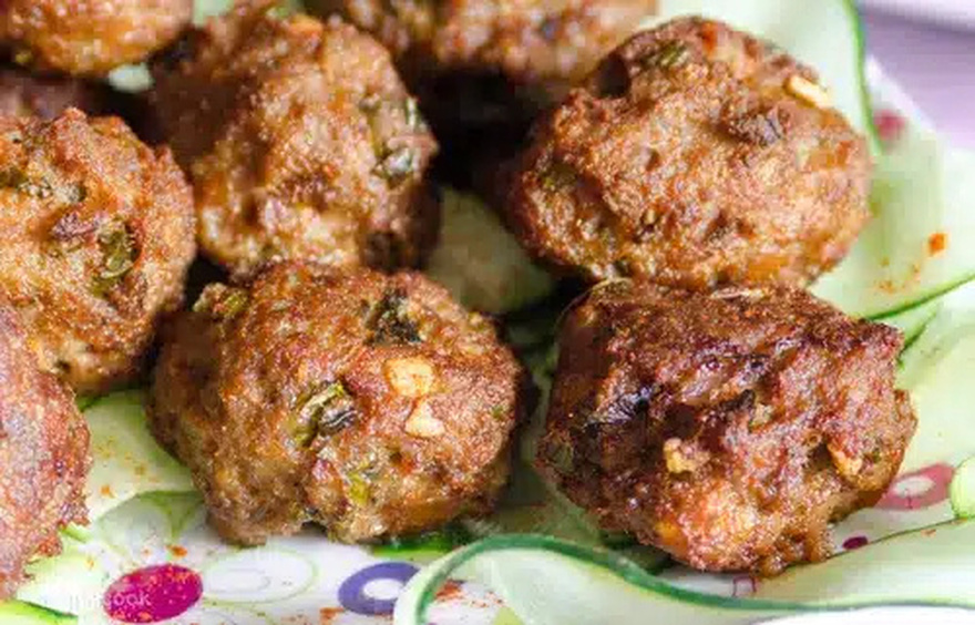 Αριστοτέχνισσα η γιαγιά: Το υλικό που έβαζε στον κιμά για αφράτα και λαχταριστά κεφτεδάκια του ονείρου