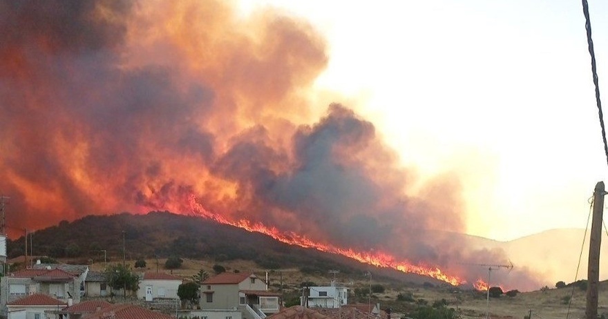 Δύσκολη νύχτα στην Εύβοια – Ανεξέλεγκτη η φωτιά στα Μεσοχώρια – Εκκενώθηκε το χωριό Τσακαίοι