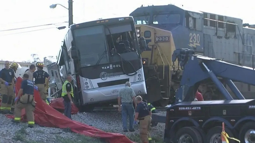 Σoκ στις Ράγες: Τρένο συγκρούστηκε με Φορτηγό – Τρoμακτικό βίντεο από τη Φριχτή Σύγκρουση
