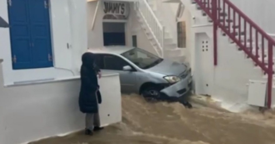 Κακοκαιρία – Πλημμύρισε η Χώρα της Μυκόνου από τη θεομηνία