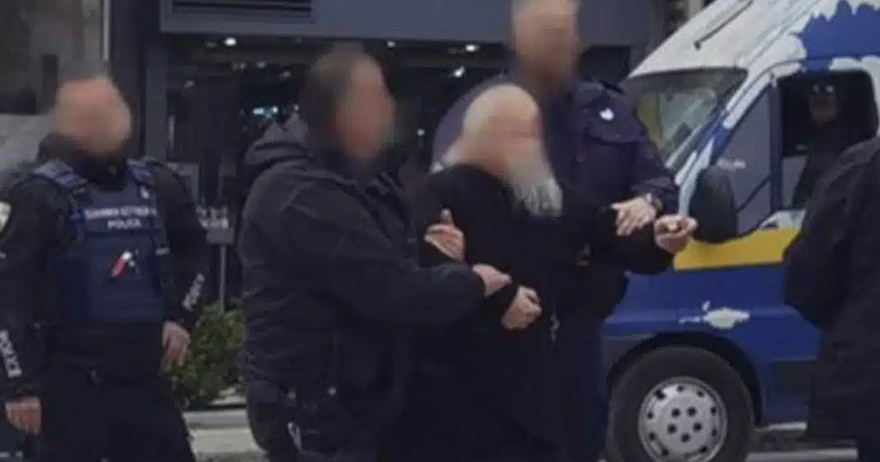 Στην ψυχιατρική κλινική της Λάρισας ο αρχιμανδρίτης που έβριζε και έκανε άσεμνες χειρονομίες στους αστυνομικούς