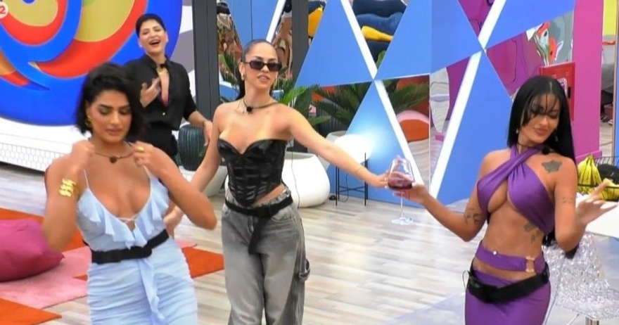 «Πάρτυ» στο live streaming του Big Brother: Τα πλάνα παικτριών που… ζορίζεται ο ΣΚΑΪ να δείξει στα επεισόδια