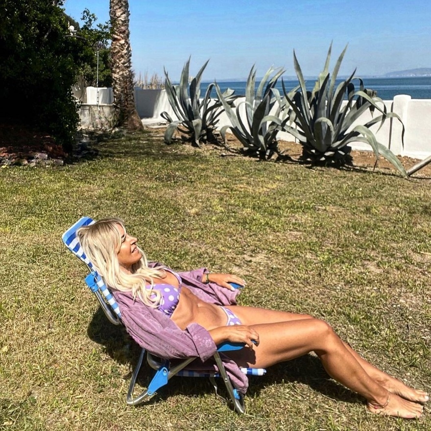 Ίχνος κυτταρίτιδας, κοιλιακοί πέτρα, κορμί 25αρας: Η Μαρία Ανδρούτσου με μαγιό στα 52 της είναι… όνειρο