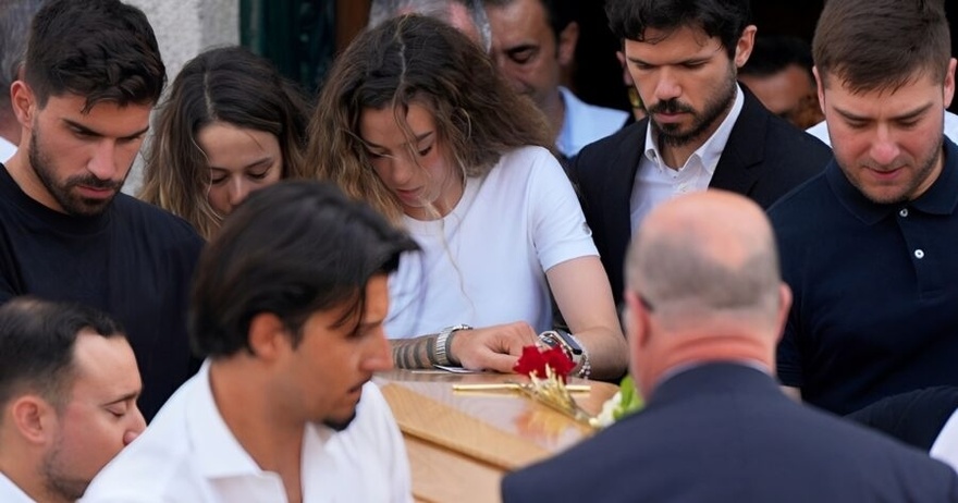 Ντιόγκο Ζότα: Τελευταίο αντίο με δάκρυα και σιωπή – Ο σπαραγμός της γυναίκας του πάνω από το φέρετρο του Πορτογάλου άσου της Λίβερπουλ