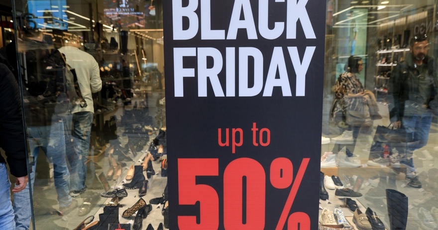 Black Friday 2025: Πότε «πέφτει» – Ποια Κυριακή θα είναι ανοιχτά τα μαγαζιά