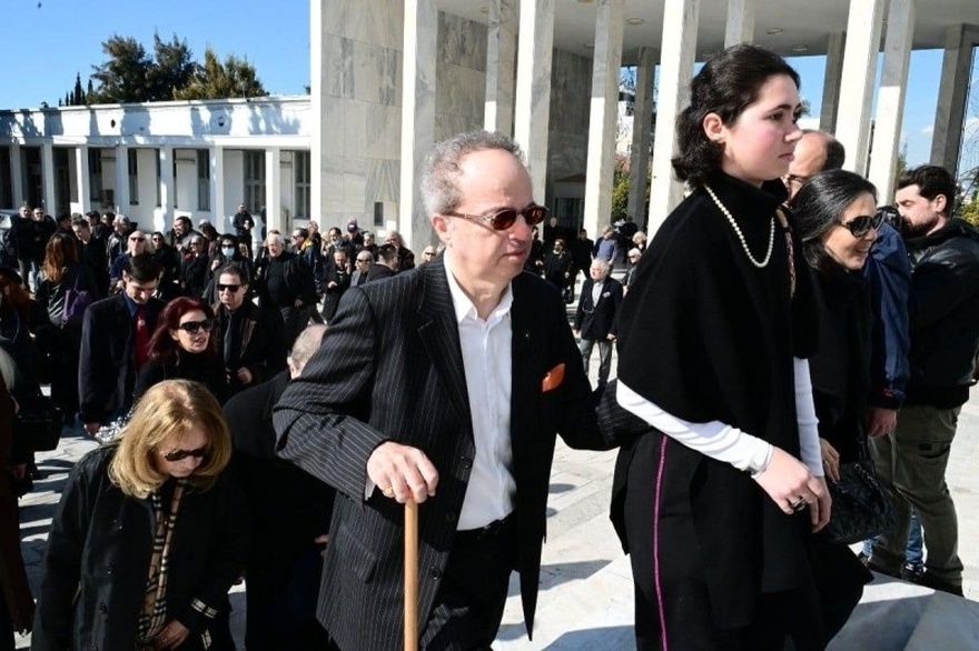 Κηδεία Δημήτρη Κολλάτου: Με βαθιά συγκίνηση το τελευταίο «αντίο» στον σπουδαίο σκηνοθέτη