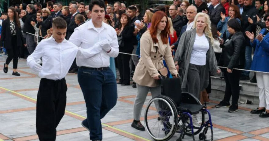 25η Μαρτίου: Μαθητής στη Λαμία σηκώθηκε από το αναπηρικό αμαξίδιο και παρέλασε – Δάκρυα συγκίνησης από τους παρευρισκόμενους