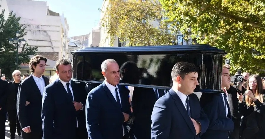 Κηδεία Σαββόπουλου: Συντετριμμένη η σύζυγός του, Άσπα – Ανατρίχιασε όλη η εκκλησία με το πένθιμο εμβατήριο της μπάντας του Πολεμικού Ναυτικού
