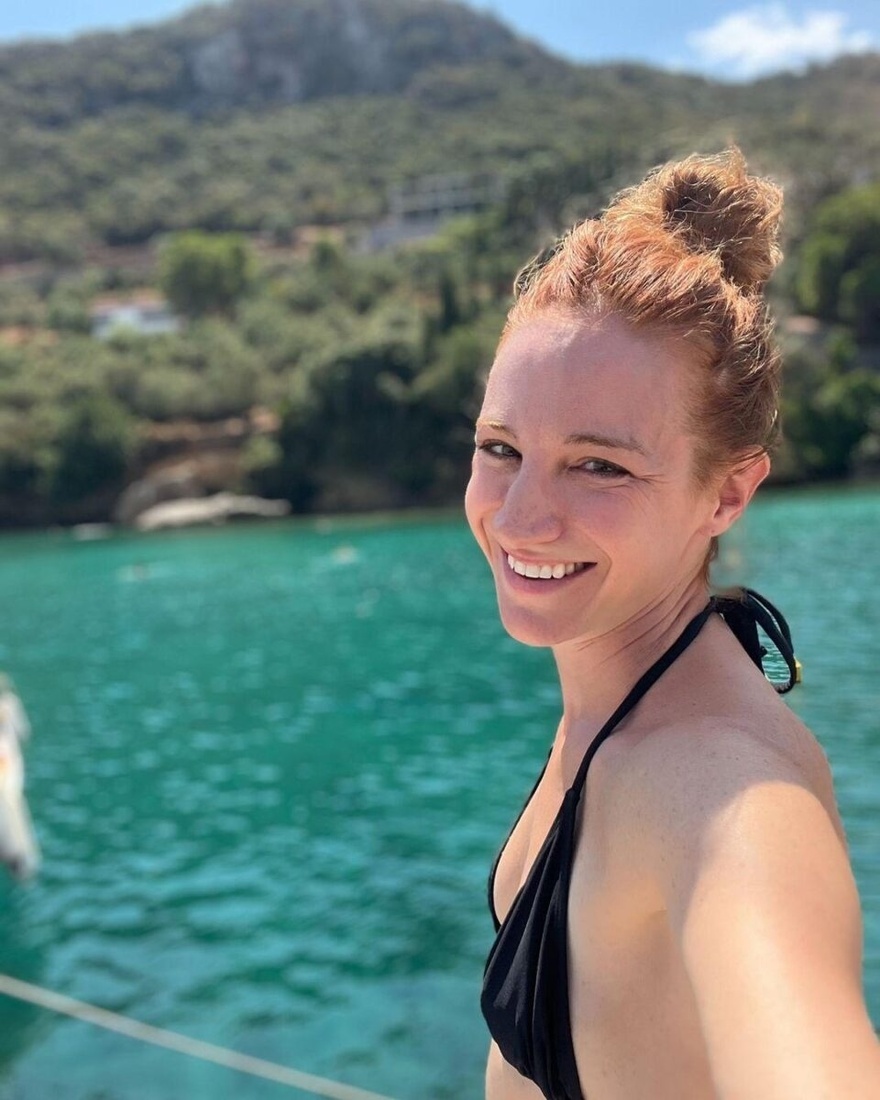 Τζένη Μπαλατσινού: Ποζάρει στην Πάτμο με τα τέσσερα παιδιά της & οι κόρες της θυμίζουν τις πριγκίπισσες της Ισπανίας