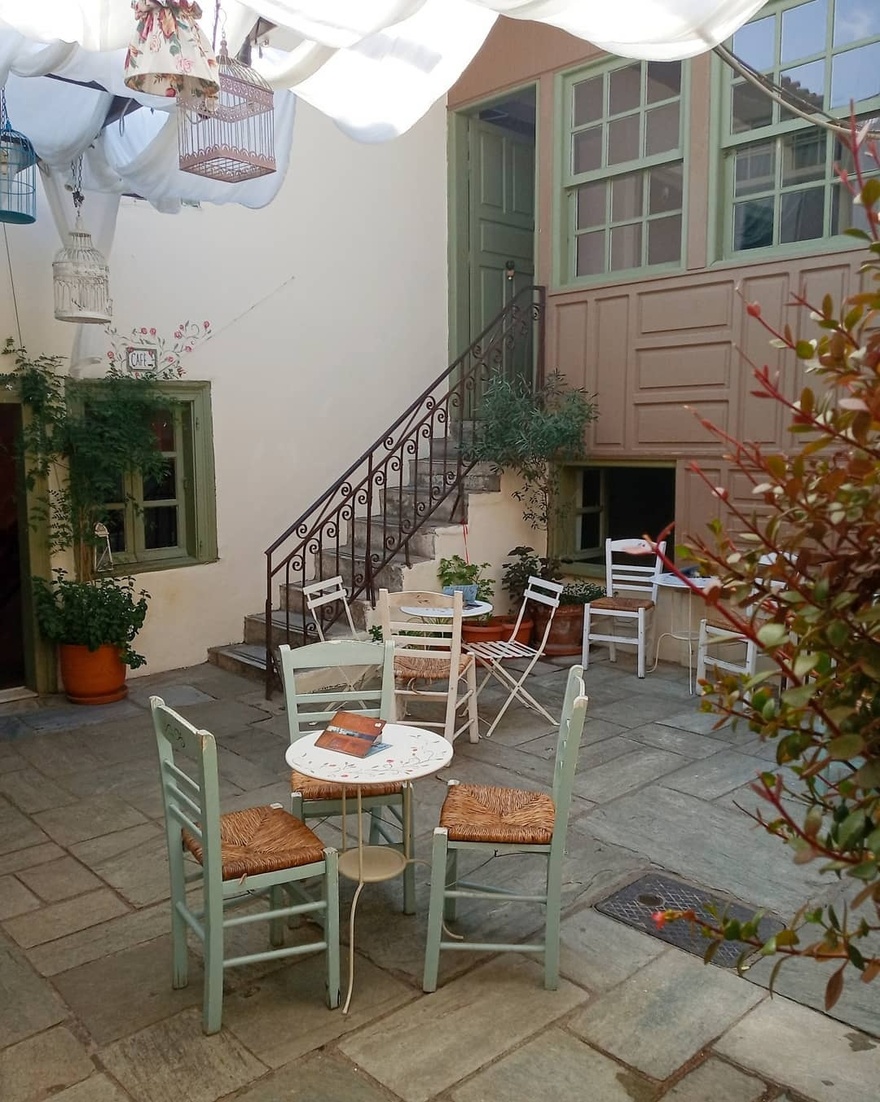 Το Βρυσάκι: Ένα Παραδοσιακό Καφενείο στο Κέντρο της Αθήνας