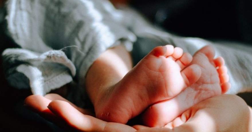 Νέα μυστηριώδης υπόθεση νεκρού βρέφους με μελανά σημεία στη πραγματογνωμοσύνη