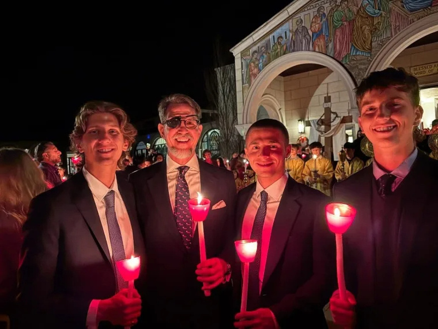 Όλοι παρατήρησαν το ίδιο: Γιατί ο Παύλος Ντε Γκρες εμφανίστnκε το βράδυ του Μ.Σαββάτου με κάλυμμα στο μάτι