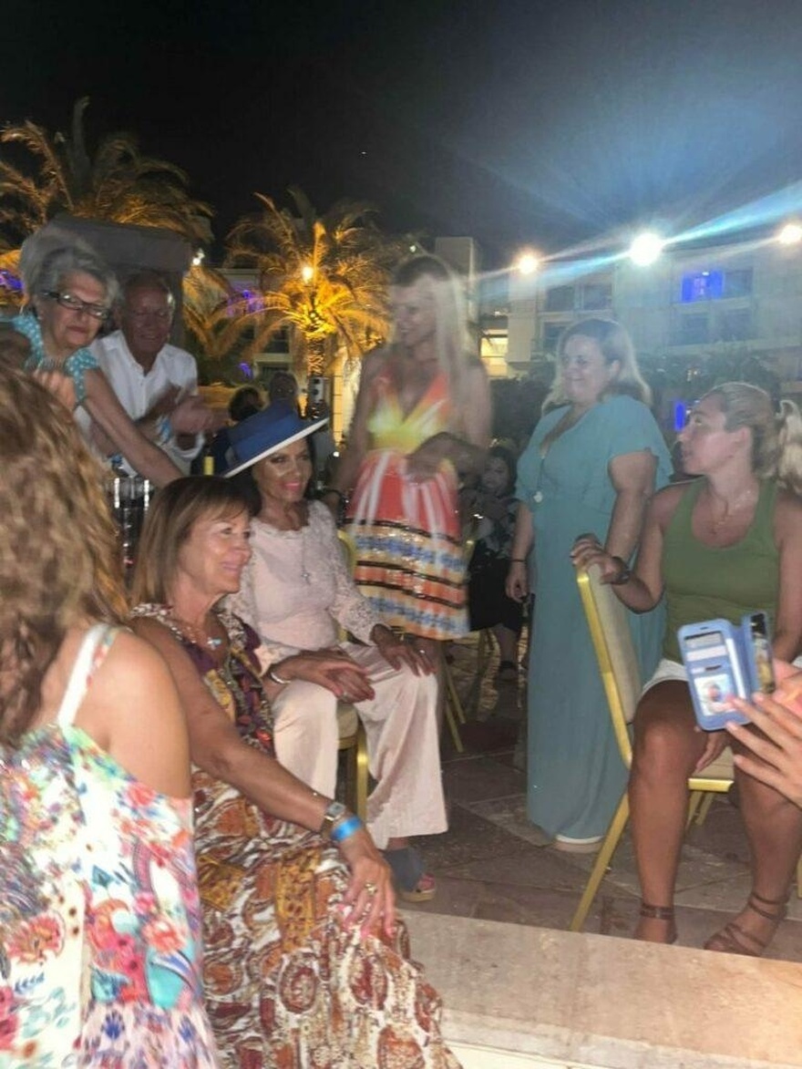 Φανερά αδυνατισμένη, κατάμαυρη, μοιάζει με ξένη: Σούσουρο με τις νέες φώτο της Ζωζώς Σαπουντζάκη, στα 89 της