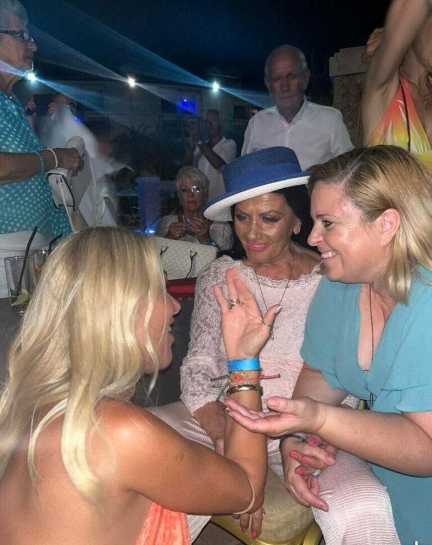 Φανερά αδυνατισμένη, κατάμαυρη, μοιάζει με ξένη: Σούσουρο με τις νέες φώτο της Ζωζώς Σαπουντζάκη, στα 89 της