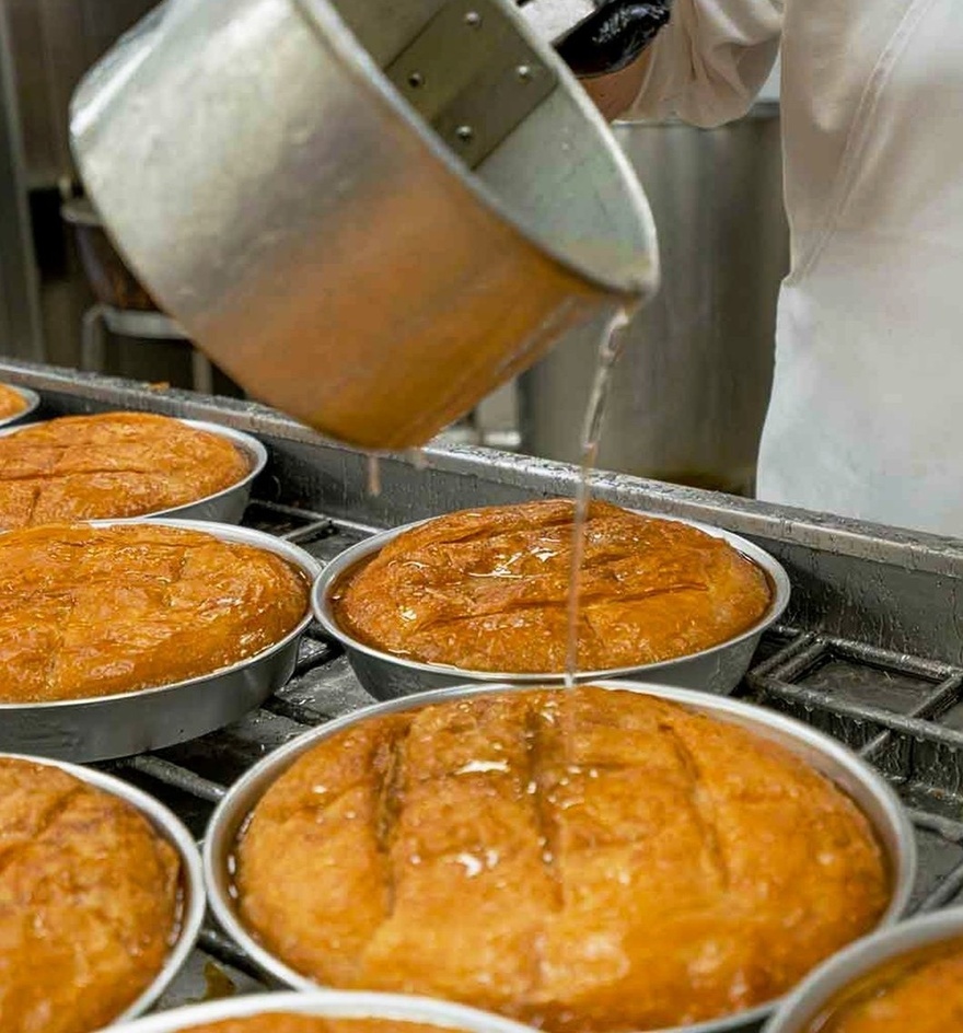 Κοσμικόν: Το ιστορικό γαλακτομπούρεκο που θα αγαπήσεις