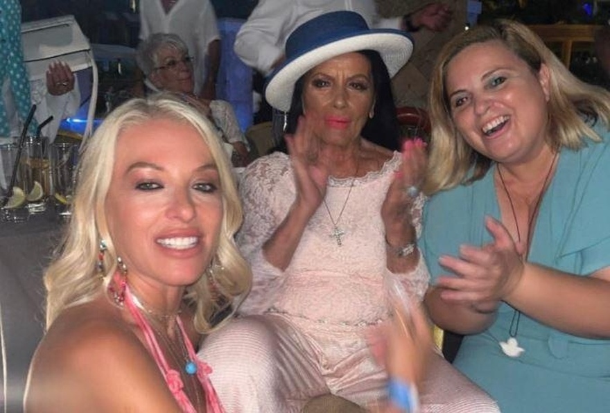 Φανερά αδυνατισμένη, κατάμαυρη, μοιάζει με ξένη: Σούσουρο με τις νέες φώτο της Ζωζώς Σαπουντζάκη, στα 89 της