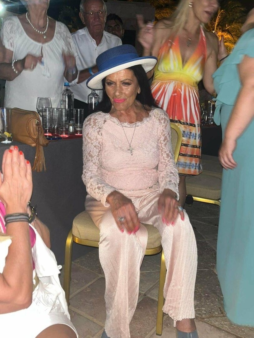 Φανερά αδυνατισμένη, κατάμαυρη, μοιάζει με ξένη: Σούσουρο με τις νέες φώτο της Ζωζώς Σαπουντζάκη, στα 89 της