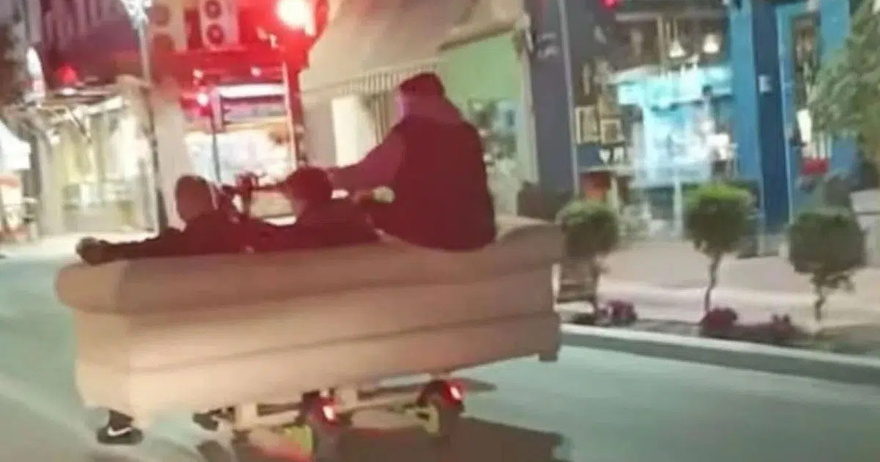 Χαμός σε ελληνική πόλη: Νεαροί έβαλαν καναπέ πάνω σε πατίνια και έκοβαν βόλτες στο κέντρο της πόλης