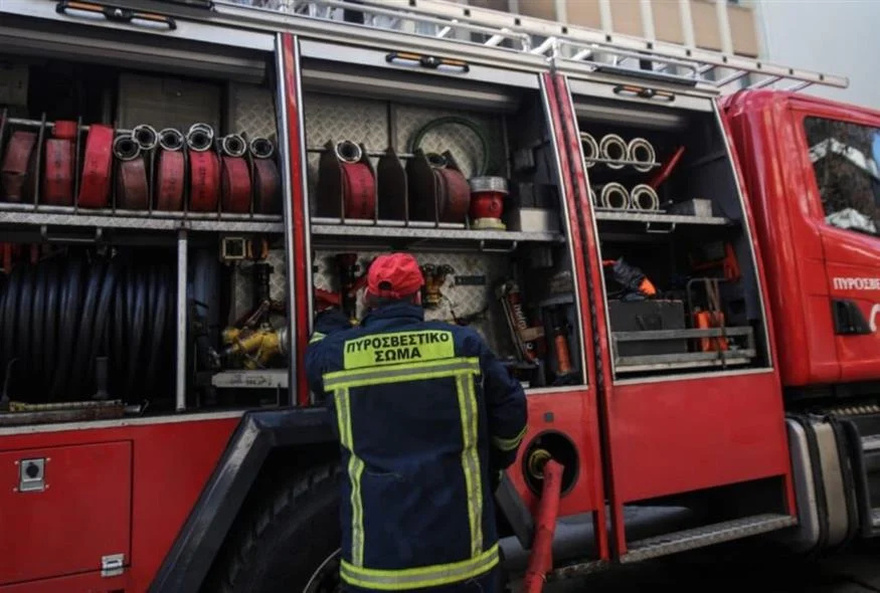 Φωτιά σε υπόγειο πάρκινγκ πολυκατοικίας στο Γαλάτσι – Καίγονται οχήματα